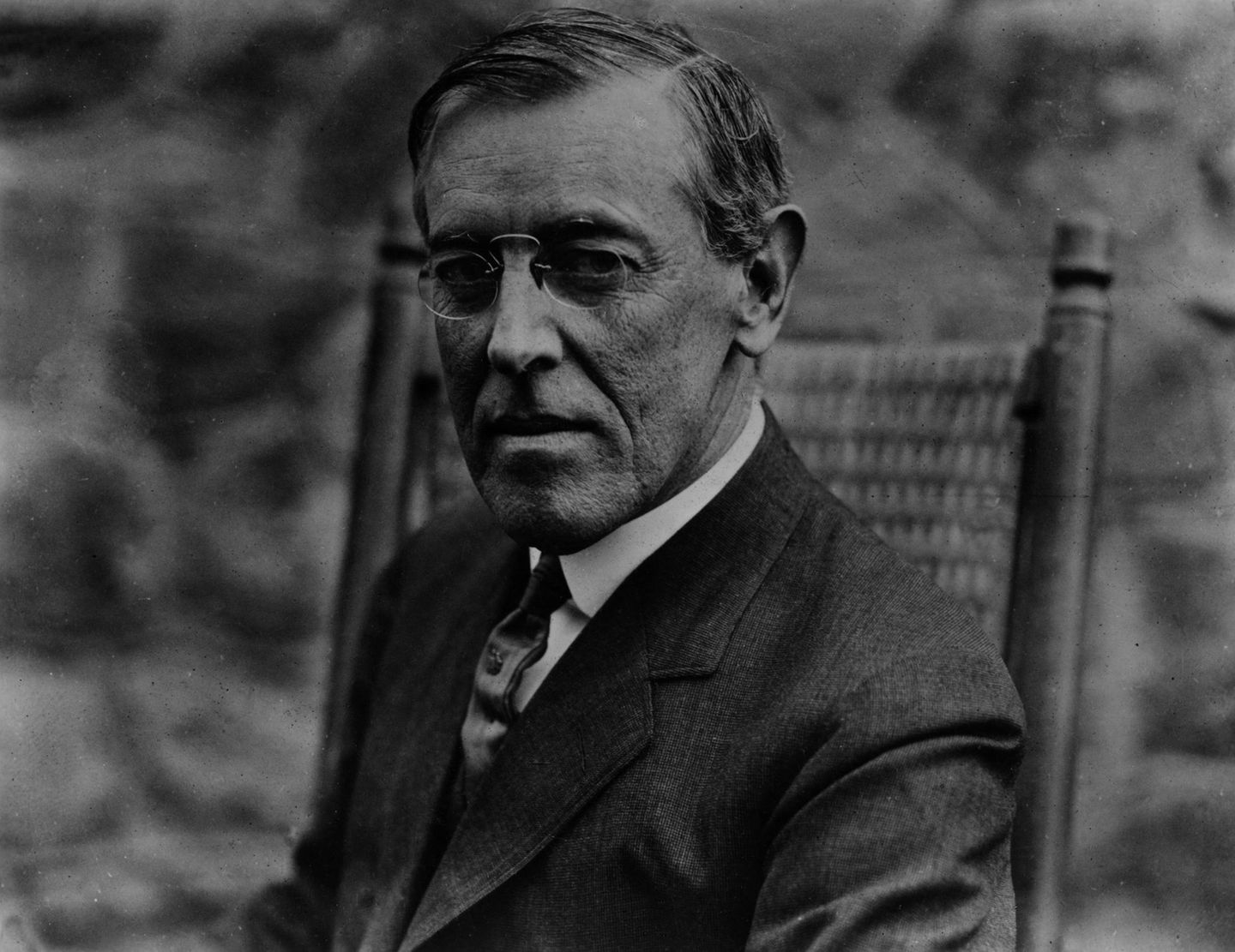 Ähnlich erging es Woodrow Wilson (1913–1921). Er soll einen Schlaganfall erlitten haben – dies sogar während der Friedensverhandlungen von Versailles nach dem Ersten Weltkrieg. Seine Frau übernahm damals etliche Amtsgeschäfte, die Öffentlichkeit hatte keine Ahnung. Statt eines Schlaganfalls halten Historiker aber auch eine Erkrankung an der Spanischen Grippe für möglich.