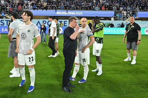 Wolfsburgs Trainer Dieter Hecking und sein Starspieler Christian Eriksen nach dem Abstieg aus der Bundesliga. Foto: Swen Pförtne