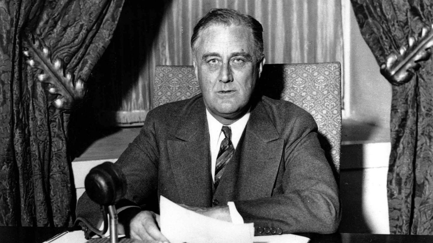 Franklin D. Roosevelt (1933–1945; die Begrenzung auf zwei Amtszeiten gab es noch nicht in der US-Verfassung) wollte 1932 als Präsidentschaftskandidat unter allen Umständen verheimlichen, dass er nach einer Polioerkrankung nicht mehr gehen konnte. Mit Beinschienen zwang er sich, bei Redeauftritten aufrecht zu stehen. Bewahren ließ sich die Illusion des gesunden Kandidaten aber nur, weil es zu dieser Zeit noch möglich war, mit Pressefotografen zu vereinbaren, ihn nicht im Rollstuhl abzulichten. Roosevelt starb 1945 an einer Hirnblutung. 