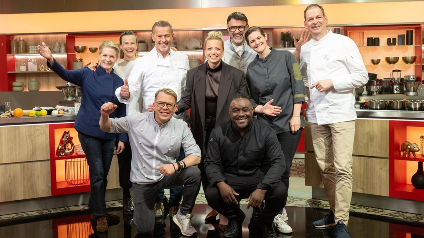 „Die Küchenschlacht XXL“ (v.l.): Cornelia Poletto, Milena Broger, Karlheinz Hauser, Mario Kotaska, Zora Klipp, Tarik Rose, Nel