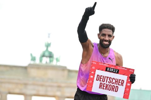 Wird in Frankfurt zum Gejagten: Marathon-Rekordler Amanal Petros. (Archivbild) Foto: Sebastian Gollnow/dpa