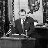 Präsident Richard Nixon (1969–1974) hatte nicht nur ein Problem mit dem politischen Gegner, den er abhören ließ, sodass es zur Watergate-Affäre kam. Nixon war auch alkoholkrank. Von ihm ist überliefert, dass er ein Telefonat mit dem britischen Premier nicht führen konnte, weil er zu betrunken gewesen sei.