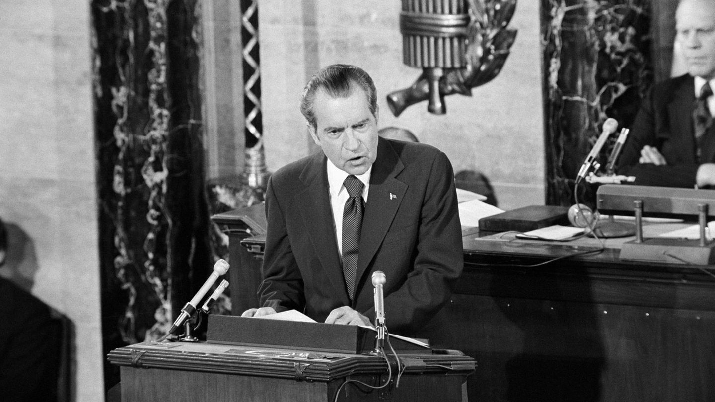 Präsident Richard Nixon (1969–1974) hatte nicht nur ein Problem mit dem politischen Gegner, den er abhören ließ, sodass es zur Watergate-Affäre kam. Nixon war auch alkoholkrank. Von ihm ist überliefert, dass er ein Telefonat mit dem britischen Premier nicht führen konnte, weil er zu betrunken gewesen sei.