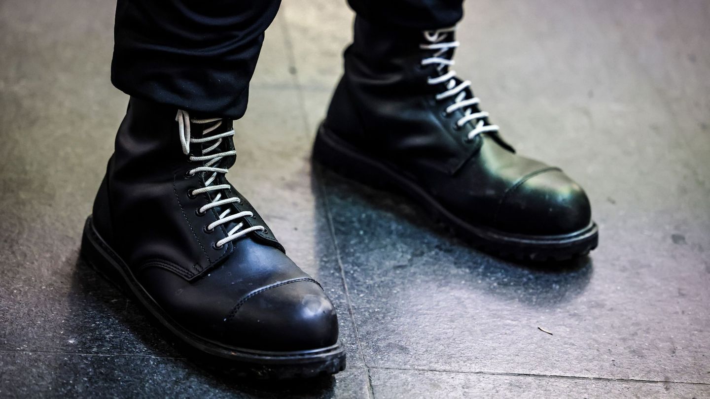 Springerstiefel sind als Symbol der rechtsextremen Szene bekannt – eine neu aufgelegte Broschüre des Innenministeriums informier