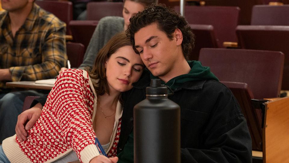 „Fake Dating“ nennt sich ein beliebtes Romanzen-Motiv, das auch bei „Off Campus“ bedient wird: Hannah (Bright) und Garrett (Cameli) tun erst nur so, als seien sie ein Paar.