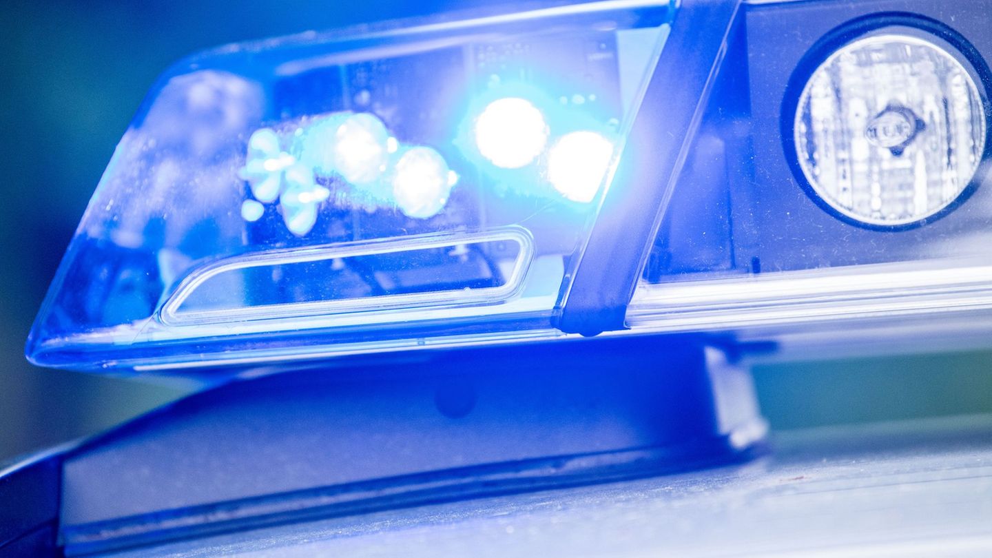 Der 21-Jährige wurde bei dem Unfall schwer verletzt. (Symbolbild) Foto: Lino Mirgeler/dpa