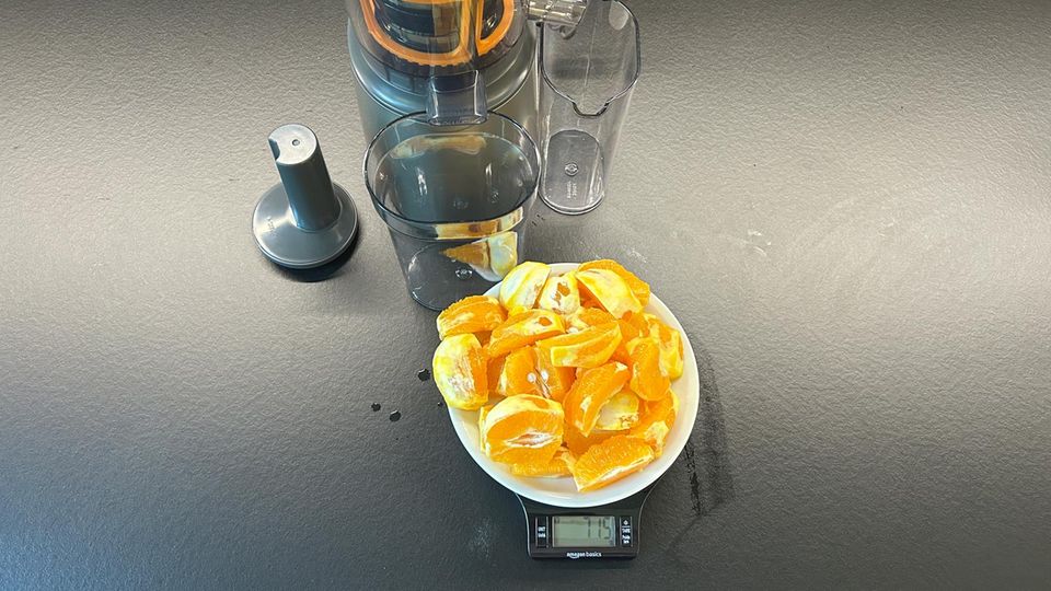 715 Gramm geschälte Orangen warten darauf, gepresst zu werden