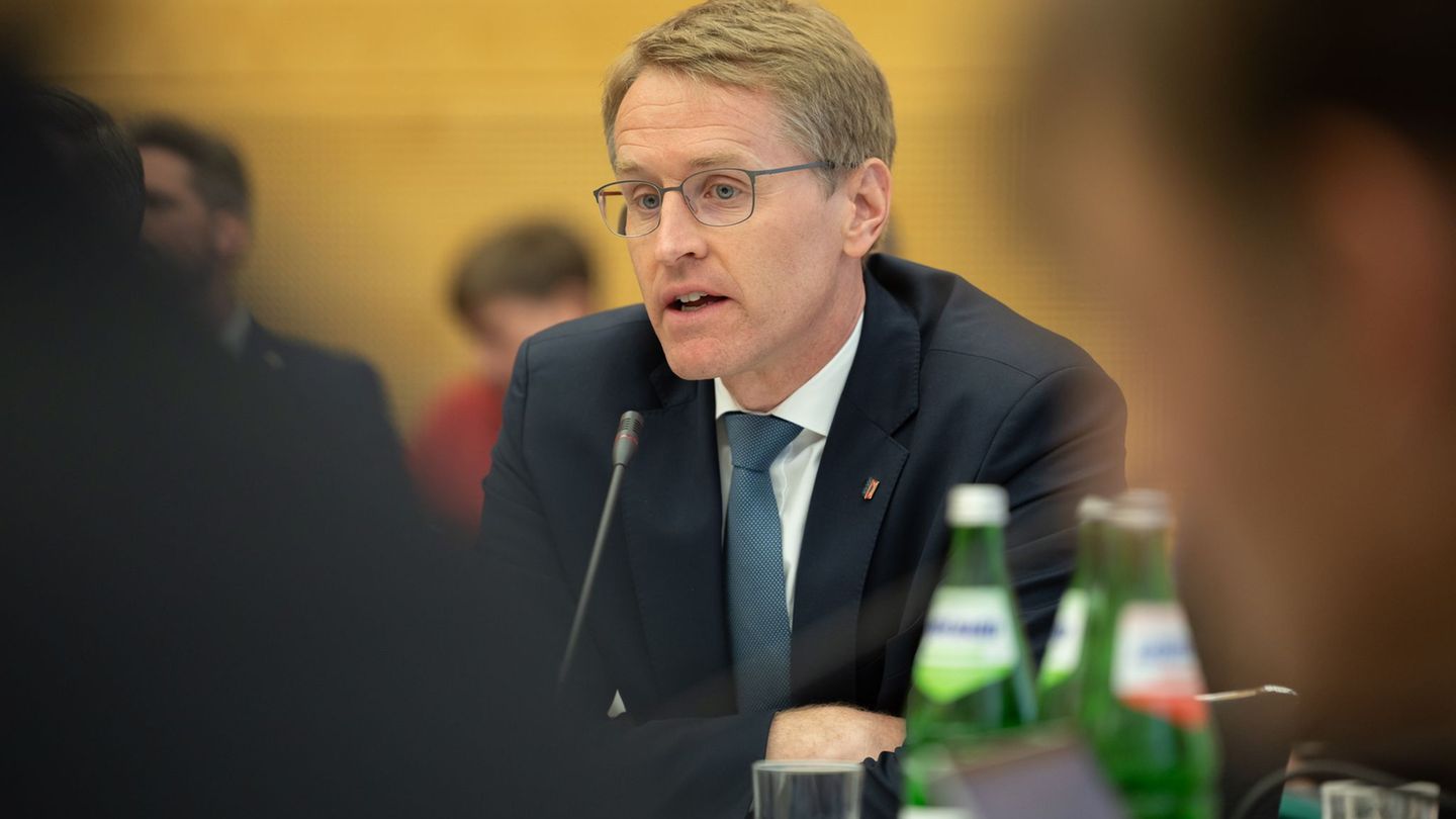 Regierungschef Daniel Günther (CDU) muss sich im Ausschuss kritischen Fragen der Opposition stellen. Foto: Ulrich Perrey/dpa