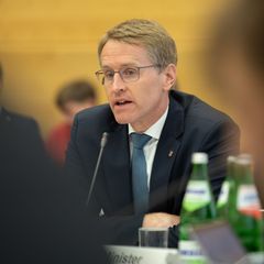 Regierungschef Daniel Günther (CDU) muss sich im Ausschuss kritischen Fragen der Opposition stellen. Foto: Ulrich Perrey/dpa