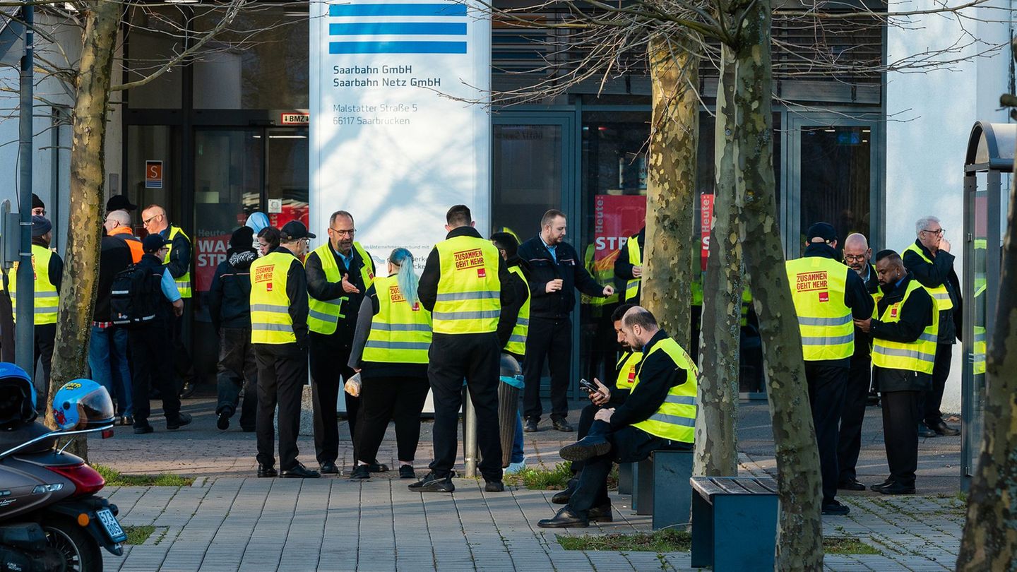 Die GDL ruft für Donnerstag zu Warnstreiks bei der Saarbahn auf. (Symbolbild) Foto: Laszlo Pinter/dpa