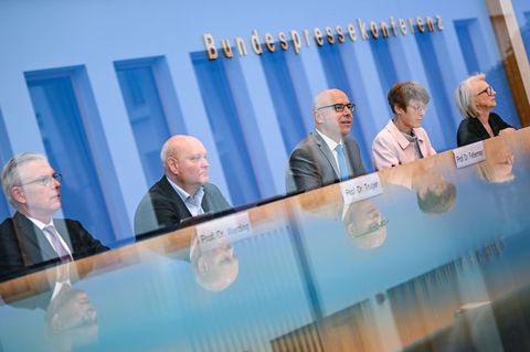 Die „Wirtschaftsweisen“ warnen vor explodierenden Kosten, sollte es keine Reformen in der gesetzlichen Kranken- und Pflegeversic
