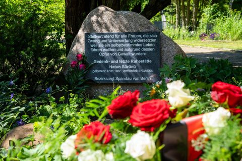 Vor der Gedenktafel am Ehrengrab für Hatun Sürücü liegen Blumen. Foto: Soeren Stache/dpa
