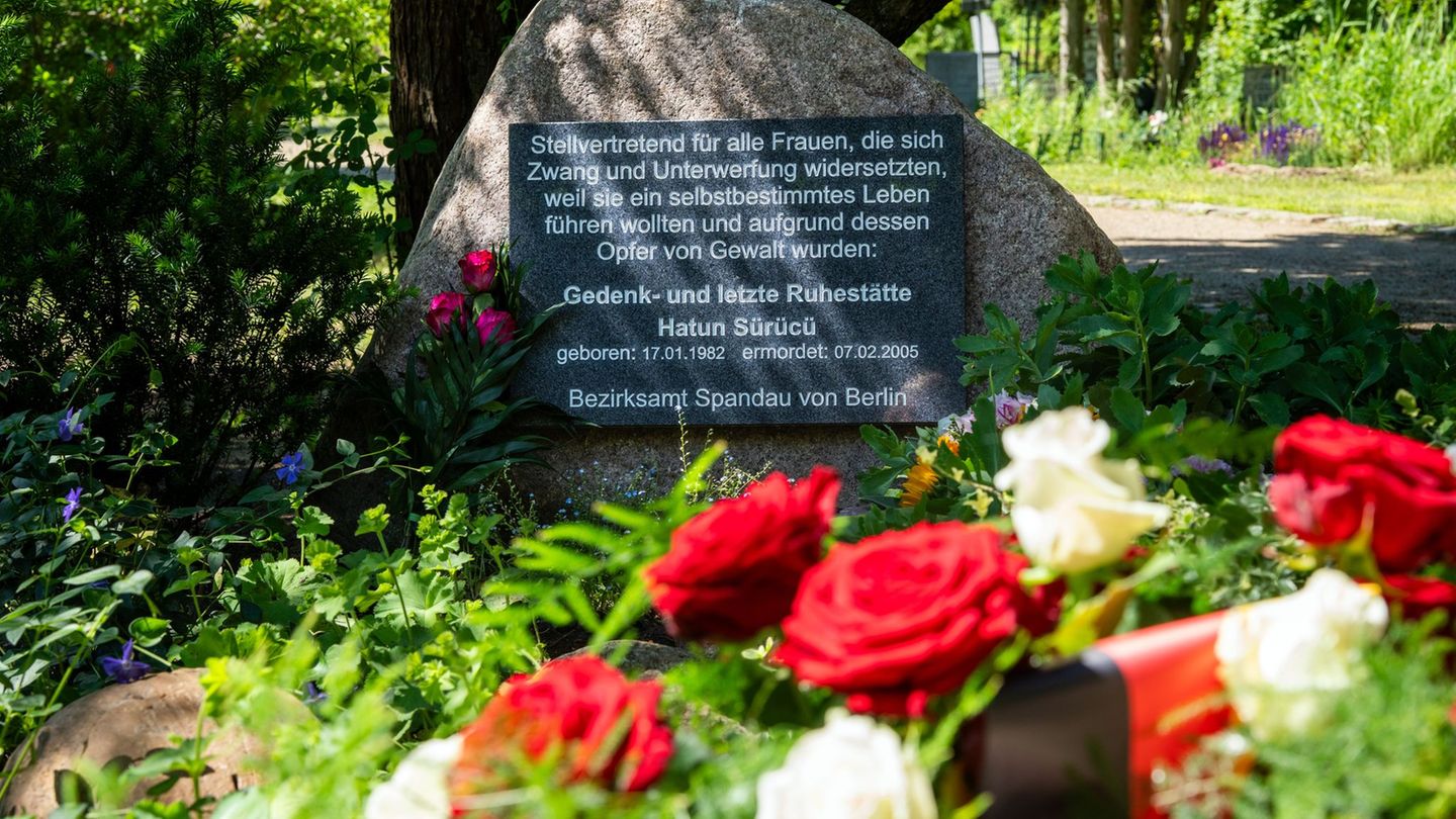 Vor der Gedenktafel am Ehrengrab für Hatun Sürücü liegen Blumen. Foto: Soeren Stache/dpa