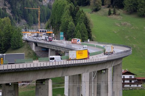 Immer mehr Autos und Lastwagen auf der Brennerautobahn sorgen seit Jahren für Streit zwischen Bayern, Österreich und Italien. (A