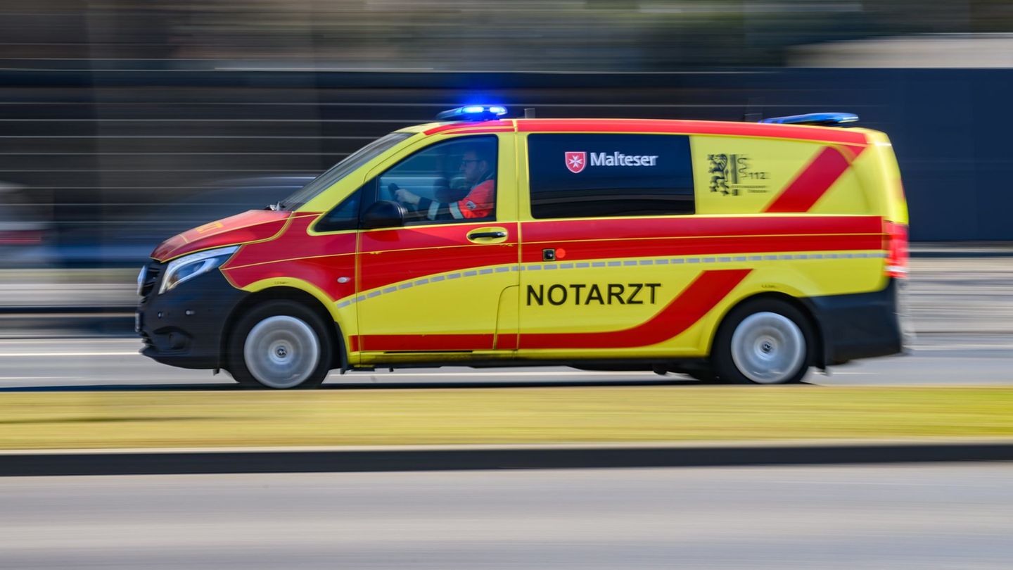 Bei einer gewaltsamen Auseinandersetzung in Dresden sind zwei Männer verletzt worden, einer erlitt schwere Stichverletzungen. (S