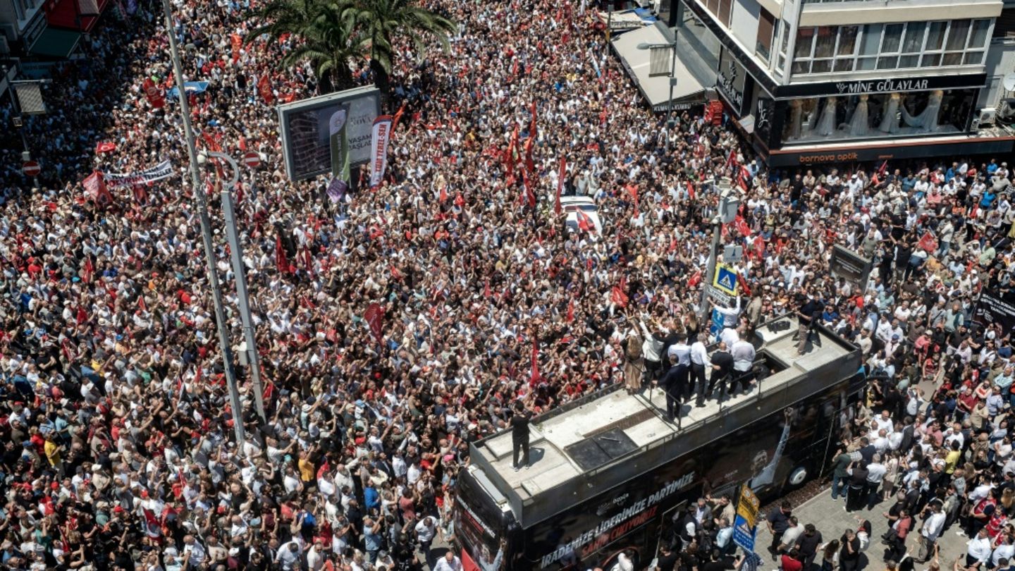 Özgur Özel am 26. Mai bei einem Protest in Izmir