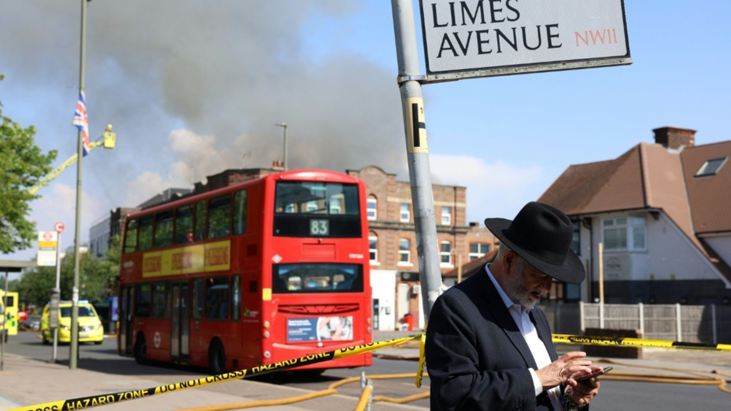 Anwohner vor der Rauchwolke im Londoner Stadtteil Golders Green