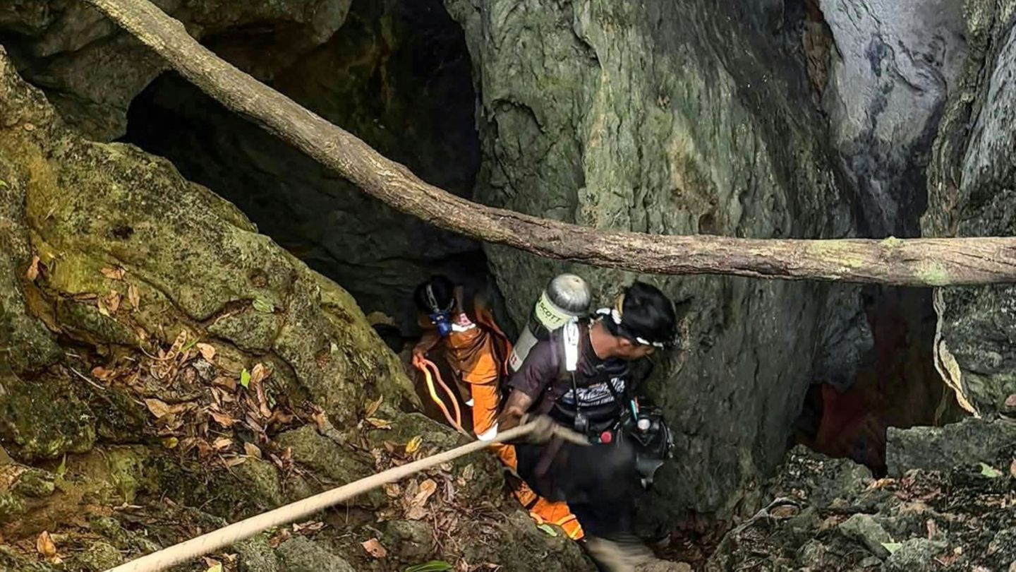 Retter beim Abstieg in die Höhle