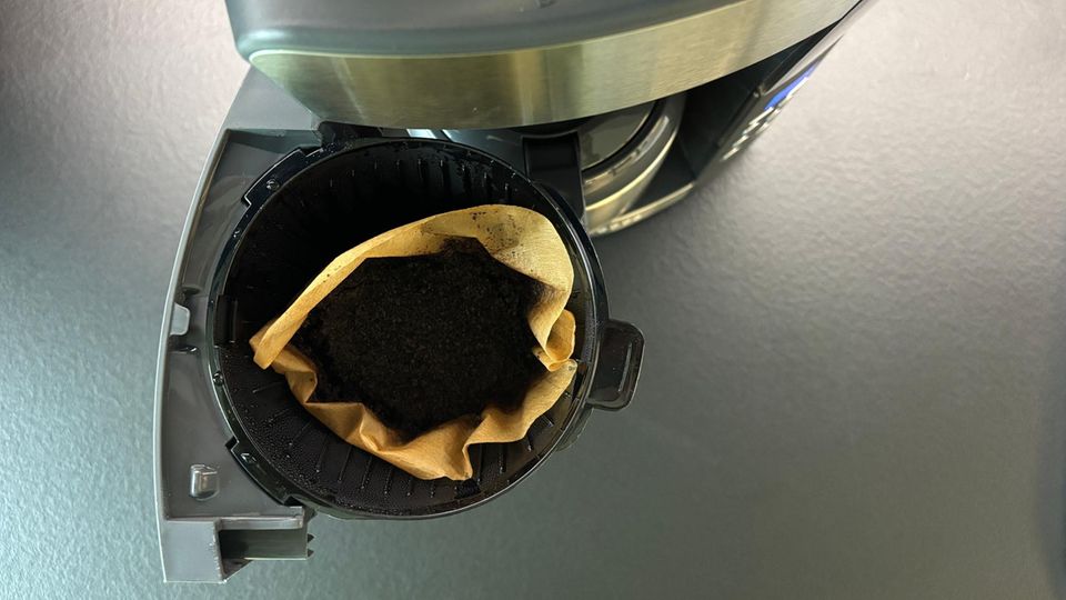 Kaffeemaschine mit Mahlwerk im Test: Papierfilter der Russell Hobbs
