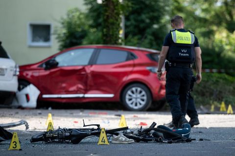 Die Polizei sichert die Unfallstelle in Dinslaken