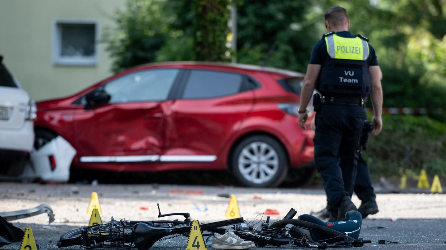 Die Polizei sichert die Unfallstelle in Dinslaken