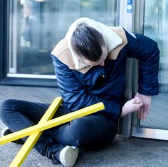 Ein Demonstrant klebte sich an der Glastür des Haupteingangs des Innenministeriums in Düsseldorf fest als Protest nach der Räumu