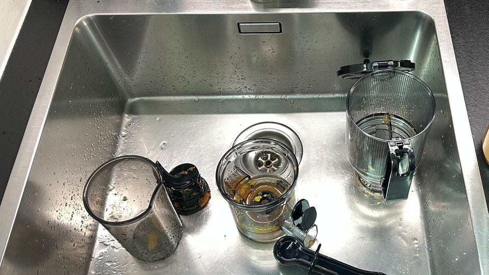 In einer großen Spüle wirken die dreckigen Teile des Fretta-Entsafters gerade zu winzig