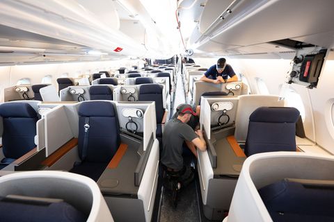 Die Lufthansa lässt ihre Maschinen vom Typ A380 in den Elbe Flugzeugwerken in Dresden umrüsten und wertet dabei die Business Cla
