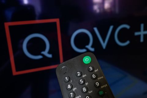 Der Teleshopping-Sender QVC ist auf einem Fernseher zu sehen. Der Anbieter streitet sich seit Jahren mit der Landesmedienanstalt