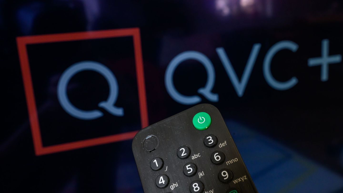 Der Teleshopping-Sender QVC ist auf einem Fernseher zu sehen. Der Anbieter streitet sich seit Jahren mit der Landesmedienanstalt