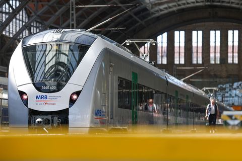 Wegen fehlender Oberleitung auf der Bahnstrecke Chemnitz-Leipzig sind dort inzwischen Akkuzüge im Einsatz. Foto: Jan Woitas/dpa