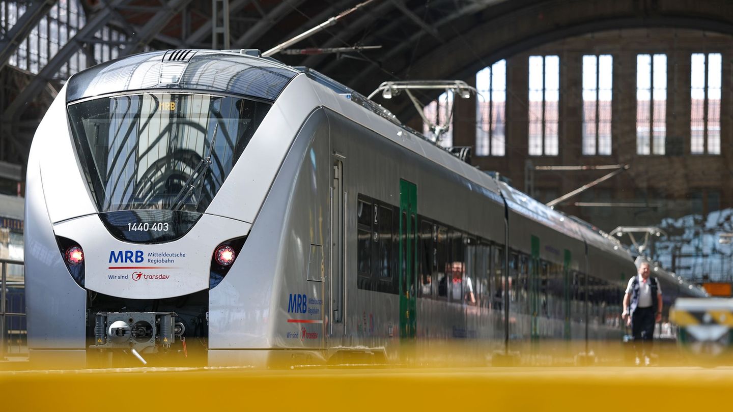 Wegen fehlender Oberleitung auf der Bahnstrecke Chemnitz-Leipzig sind dort inzwischen Akkuzüge im Einsatz. Foto: Jan Woitas/dpa