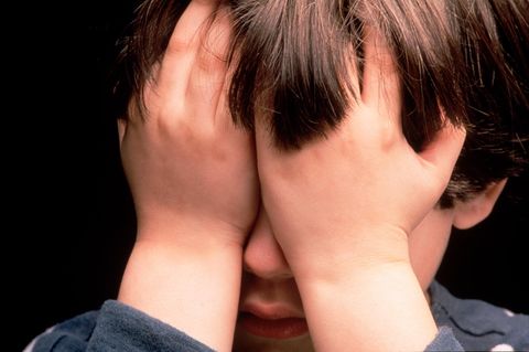 Ein Kind verbirgt aus Angst vor Schlägen sein Gesicht (Symbolbild)