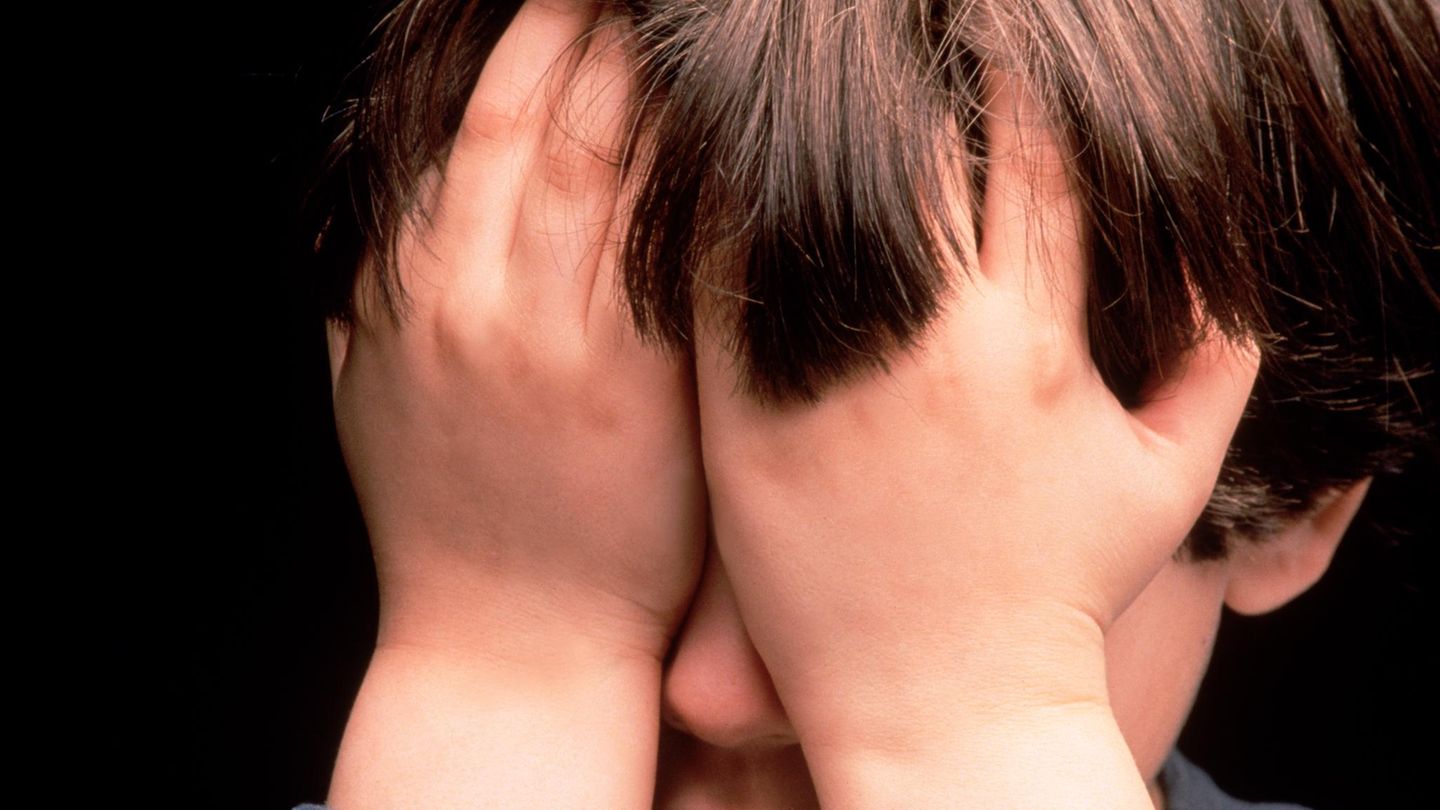 Ein Kind verbirgt aus Angst vor Schlägen sein Gesicht (Symbolbild)