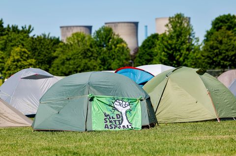 Campen vor Kraftwerkskulisse: Aus Protest gegen den Bau neuer Gaskraftwerke campen hunderte Klimaaktivisten in Hamm. Foto: Thoma