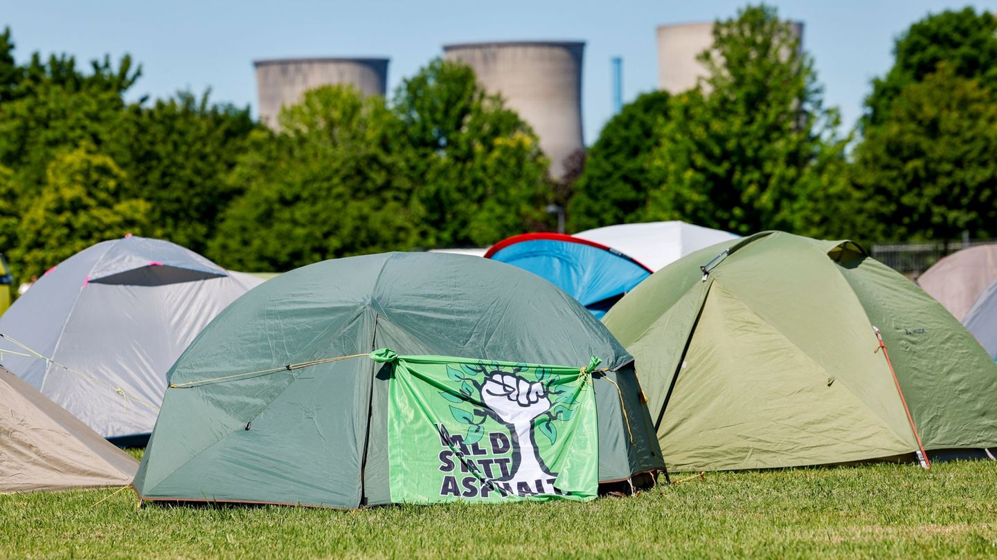 Campen vor Kraftwerkskulisse: Aus Protest gegen den Bau neuer Gaskraftwerke campen hunderte Klimaaktivisten in Hamm. Foto: Thoma
