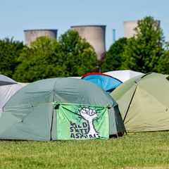 Campen vor Kraftwerkskulisse: Aus Protest gegen den Bau neuer Gaskraftwerke campen hunderte Klimaaktivisten in Hamm. Foto: Thoma