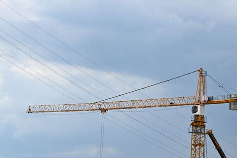 Ein Kran ist zu nahe an eine Oberleitung gekommen. Foto: Bernd Weißbrod/dpa