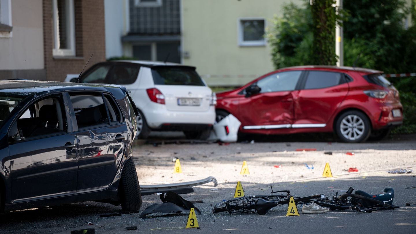 Ein Fahrrad und ein verlorener Schuh liegen auf der Fahrbahn - eine Frau hat mit ihrem Auto drei Kinder angefahren. Foto: Fabian