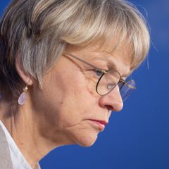 NRW-Schulministerin Dorothee Feller (CDU) sichert den betroffenen Schulen Unterstützung zu. (Archivbild) Foto: Rolf Vennenbernd/