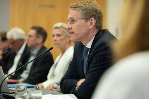 Ministerpräsident Daniel Günther verteidigt das Vorgehen der Landesregierung im Fall Northvolt. Foto: Ulrich Perrey/dpa