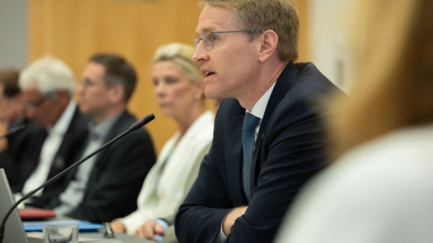 Ministerpräsident Daniel Günther verteidigt das Vorgehen der Landesregierung im Fall Northvolt. Foto: Ulrich Perrey/dpa