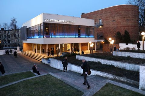 Der Theater-Vorplatz, das Eingangsgebäude und das dahinter liegende backsteinerne Probebühnenhaus sind vom Landesamt unter Denkm