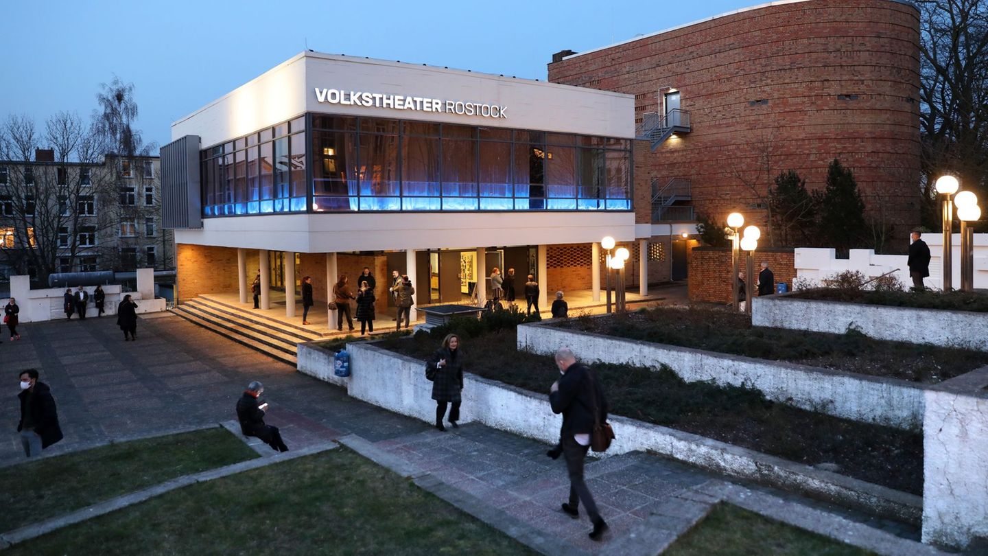 Der Theater-Vorplatz, das Eingangsgebäude und das dahinter liegende backsteinerne Probebühnenhaus sind vom Landesamt unter Denkm