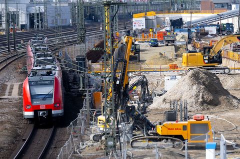 Die Sperrung der S-Bahn-Stammstrecke bei Laim wird bis Freitag verlängert (Archiv). Foto: Sven Hoppe/dpa
