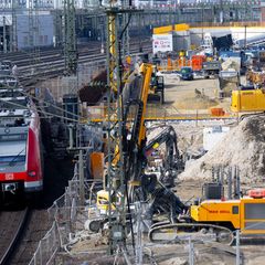 Die Sperrung der S-Bahn-Stammstrecke bei Laim wird bis Freitag verlängert (Archiv). Foto: Sven Hoppe/dpa