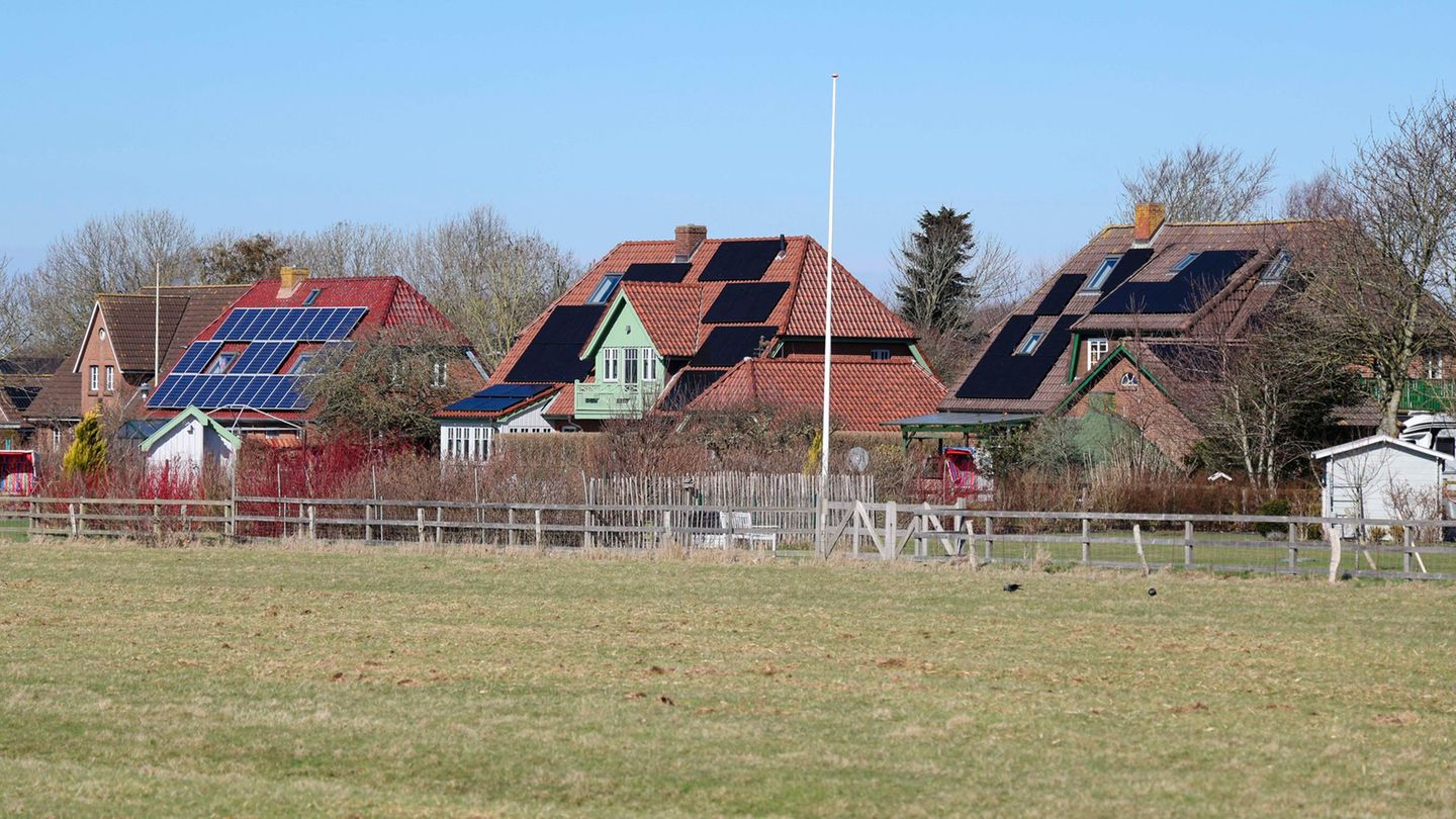 Haushalte mit PV-Anlagen sollen sich künftig stärker an der Netzfinanzierung beteiligen. (Symbolbild) Foto: Frank Molter/dpa