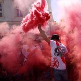Leipzig, Deutschland. Die sehen rot: Vor dem Uefa-Conference-League-Finale 2026 zwischen dem Crystal Palace FC und Rayo Vallecano de Madrid zündeten Fans von Rayo Vallecano Rauchgranaten.
