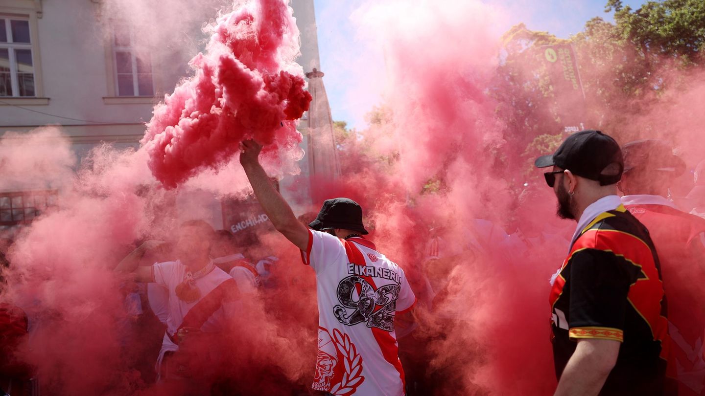 Leipzig, Deutschland. Die sehen rot: Vor dem Uefa-Conference-League-Finale 2026 zwischen dem Crystal Palace FC und Rayo Vallecano de Madrid zündeten Fans von Rayo Vallecano Rauchgranaten.