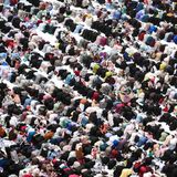 Kairo, Ägypten. In der Al-Azhar-Moschee nehmen Muslime an einem besonderen Morgengebet teil, um das Opferfest (Eid al-Adha) einzuleiten. Es markiert den Abschluss der jährlichen Hadsch-Pilgerfahrt nach Mekka und erinnert an die Bereitschaft des Propheten Abraham, seinen Sohn im Gehorsam gegenüber Gott zu opfern.